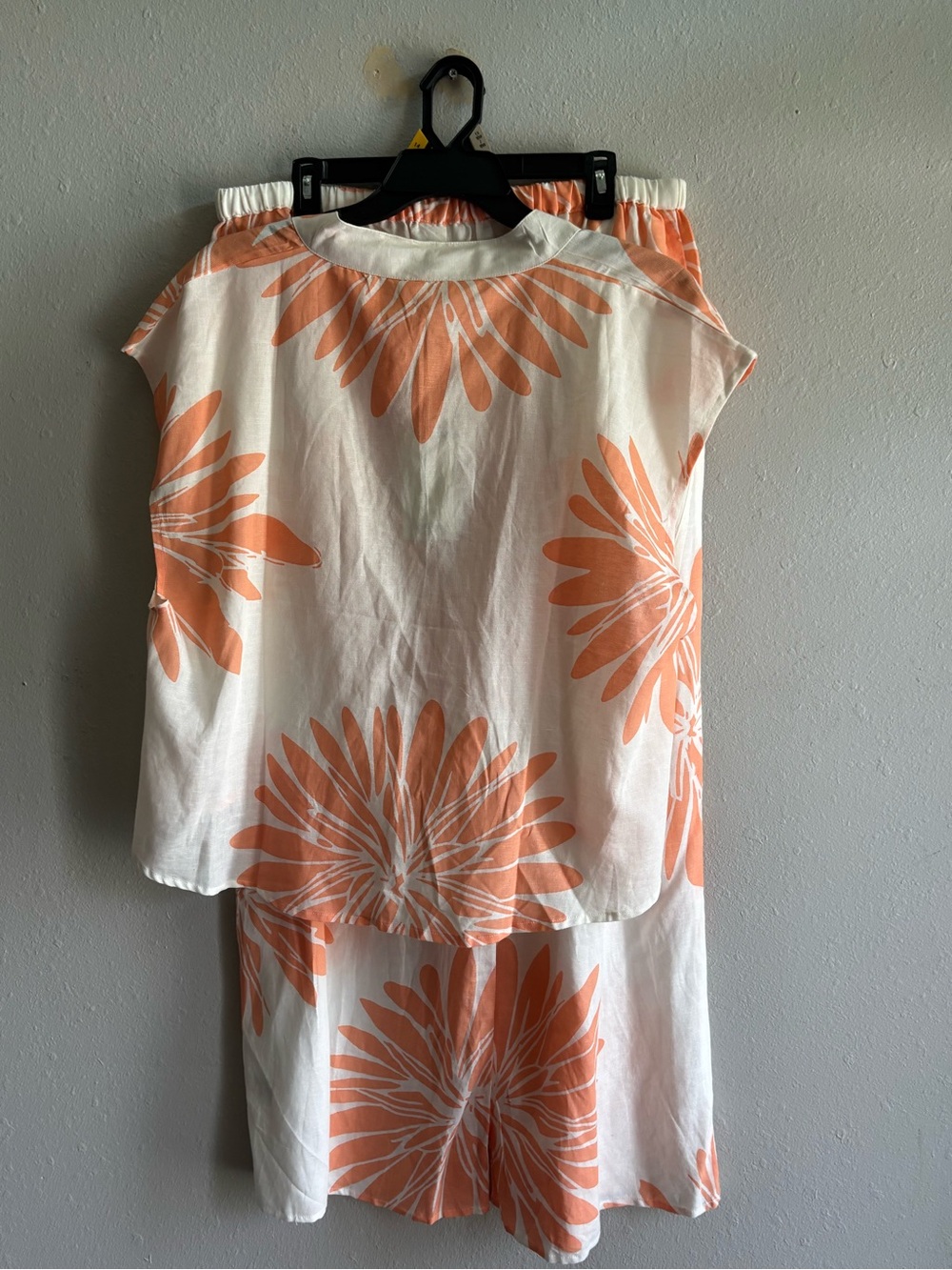 Women’s Floral Two-Piece Pantsuit - Peach & White - Picture 4 of 7